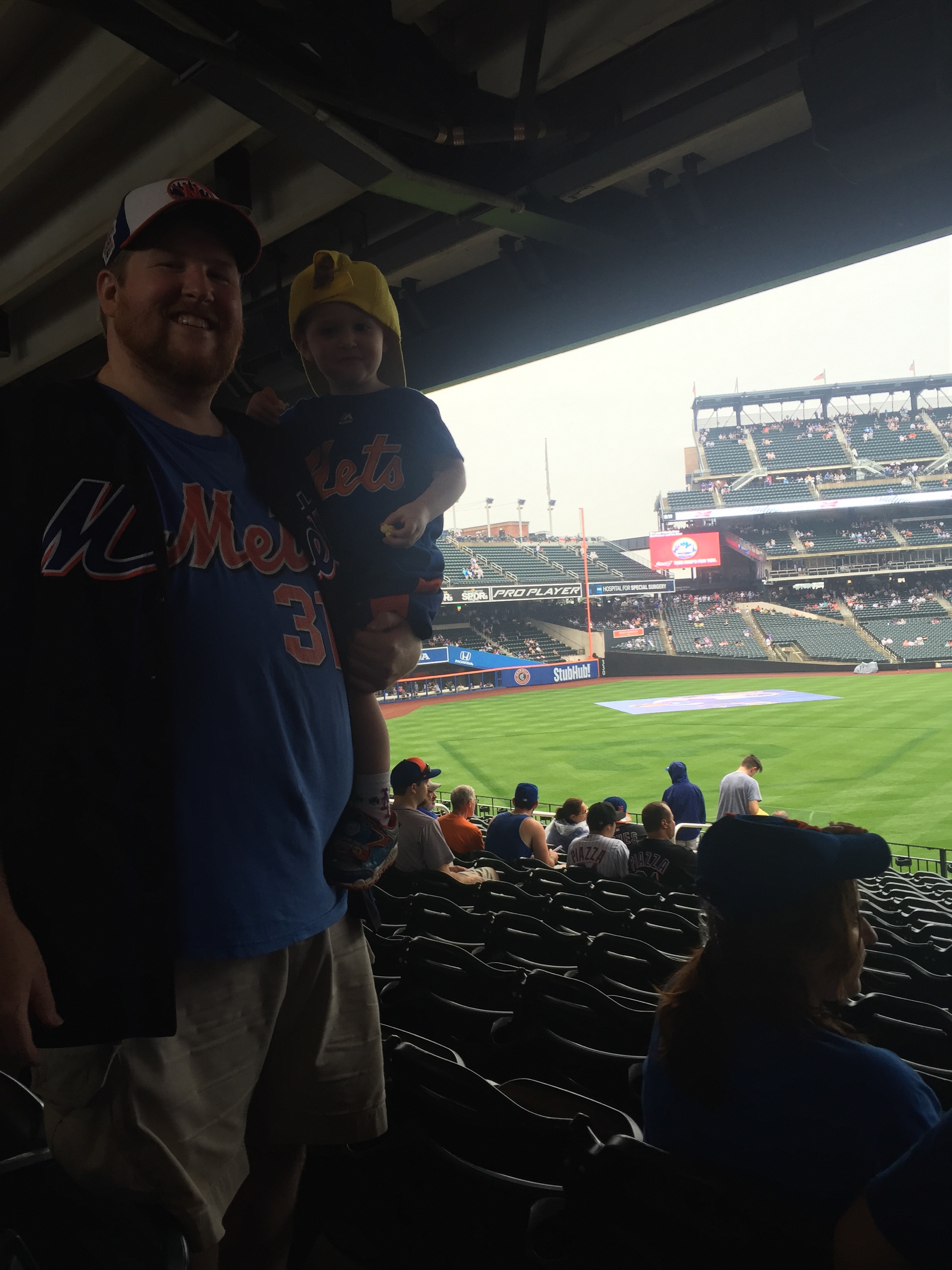 The Mets showed a lot of class in their tribute to Gary KID Carter. The  ceremony featured the entire Carter family and former teammates Darryl  Strawberry, Keith Hernandez, and Ron Darling among